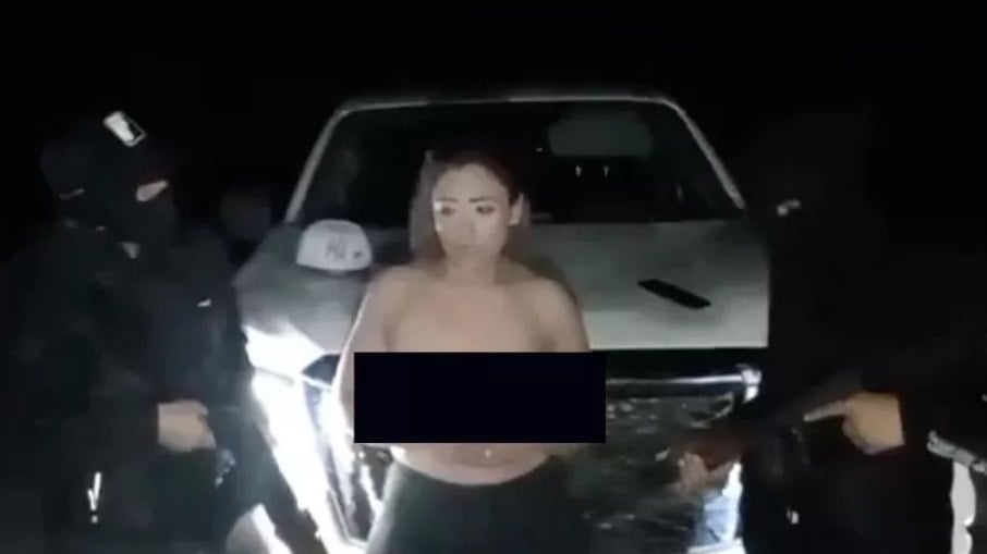 Bandidos do cartel de drogas forçam mulher de topless a confessar antes de jogar o corpo na estrada