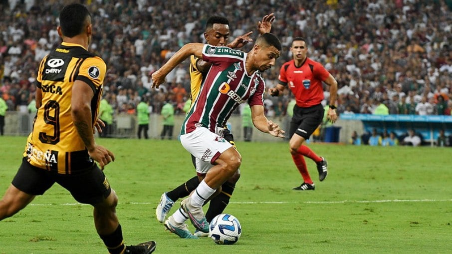 Torcedores do Fluminense acenderam sinalizadores na partida contra o The Strongest