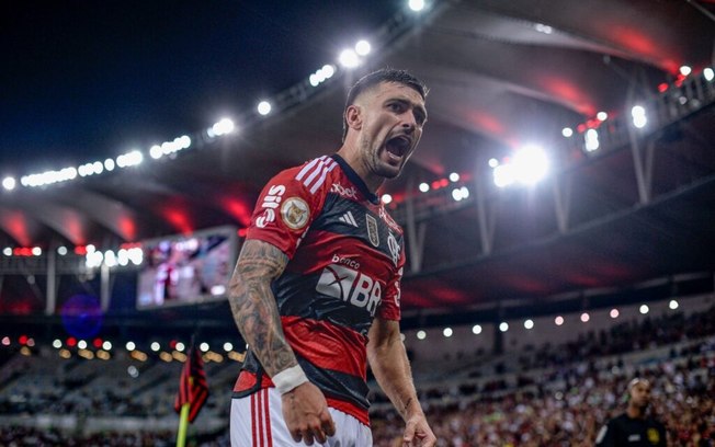 Flamengo despacha Bragantino em jogo frenético e cola no líder Palmeiras