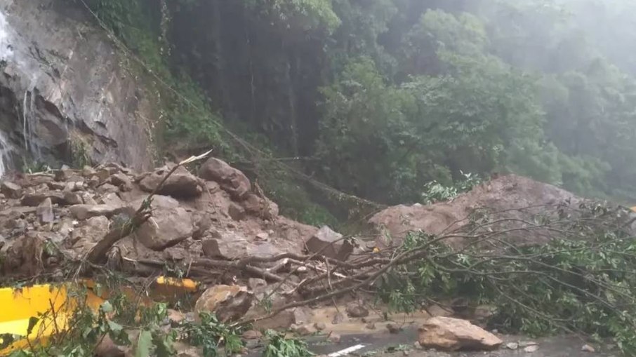 Rodovia Mogi-Bertioga teve queda de uma barreira e pedra no km 84, trecho de serra para o litoral paulista 