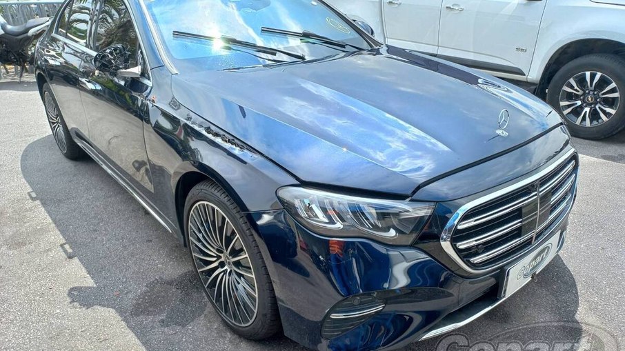 Mercedes-Benz Classe E 2025/2026 também aparece entre os lotes premium do leilão.