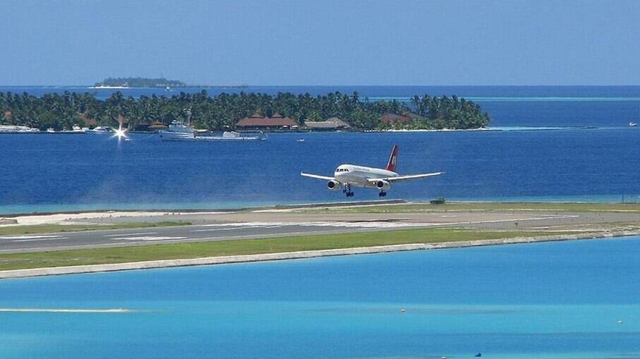 Avião de grande porte pousa no Aeroporto Internacional Ibrahim Nasir, também chamado de Velana, em Malé, a capital das ilhas Maldivas
