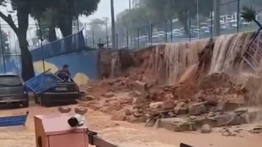 Muro da Toca da Raposa cai durante temporal em BH