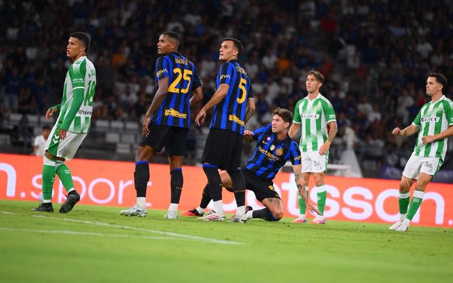 Jogadores da Inter de Milão comemoram o gol da vitória sobre o Betis Jogadores da Inter de Milão comemoram o gol da vitória sobre o Betis
