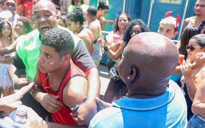 Folião em estado alterado foi contido pela segurança do bloco Chora me liga no Rio de Janeiro