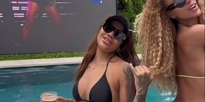 Ludmilla e Brunna Gonçalves dançam juntas de biquíni na piscina