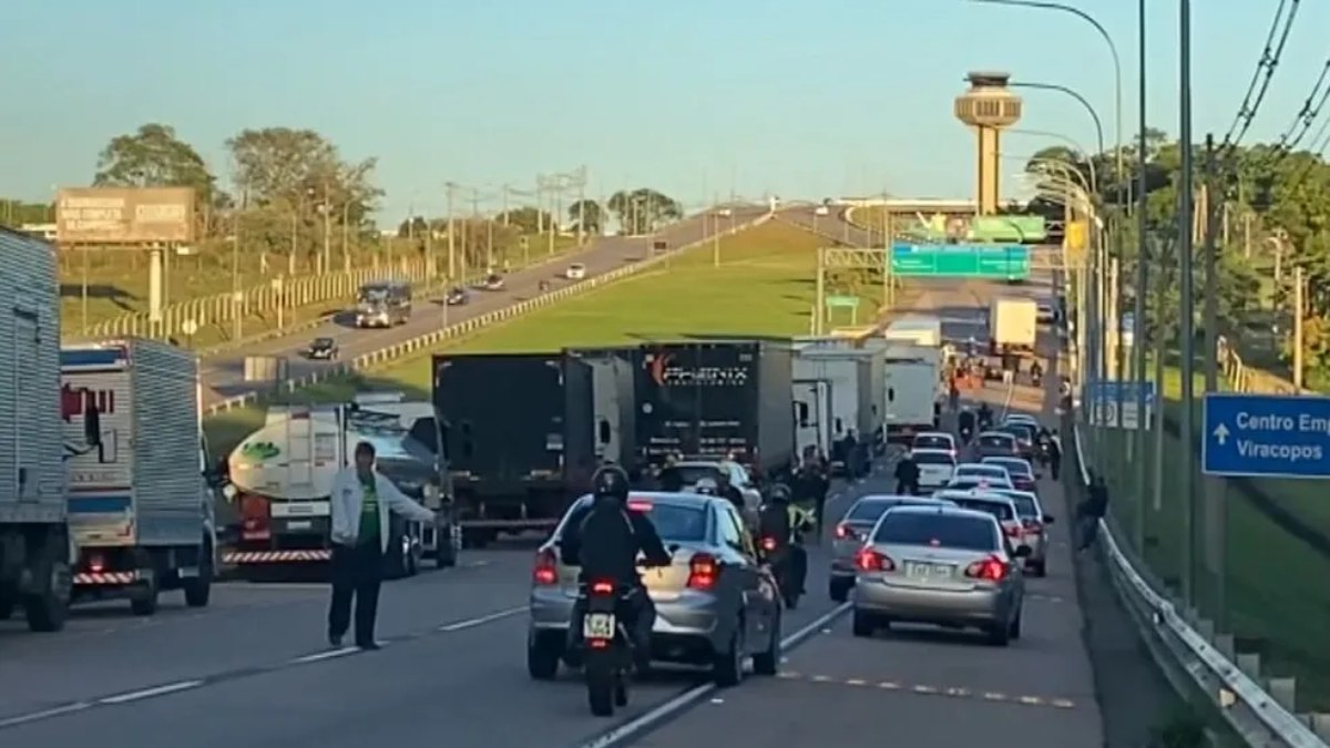 Grupo bolsonarista bloqueia acesso ao Aeroporto de Viracopos, em Campinas