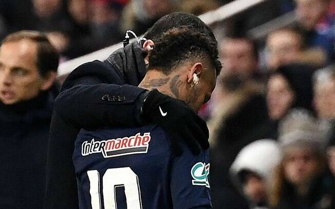 Neymar sentiu lesão em partida contra o Strasbourg, pela Copa da França