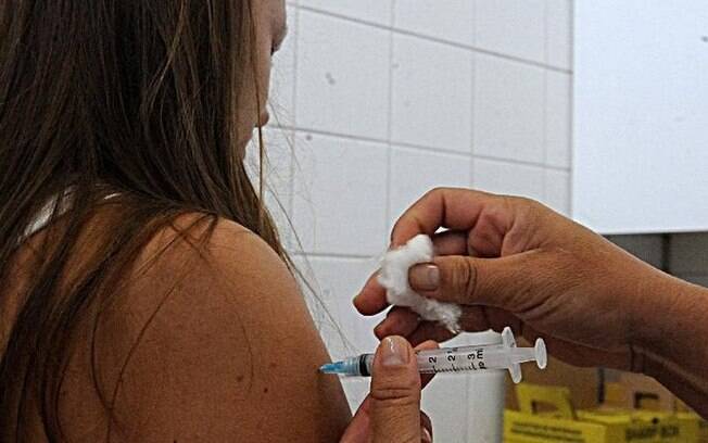 Por que Brasil vacinou 88 milhões em 3 meses contra H1N1 e agora patina contra covid-19