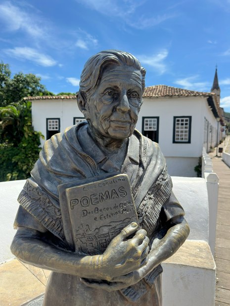 Estátua de Cora Carolina, na Cidade de Goiás