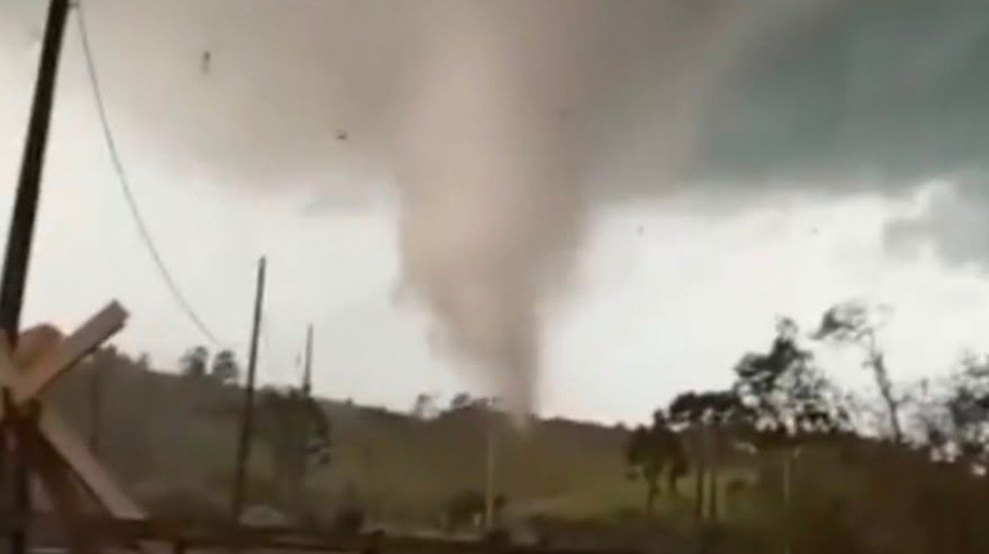 Tornado atingiu a cidade no final da tarde deste sábado (08) e foi gravado por inúmeros moradores Tornado atingiu a cidade no final da tarde deste sábado (08) e foi gravado por inúmeros moradores