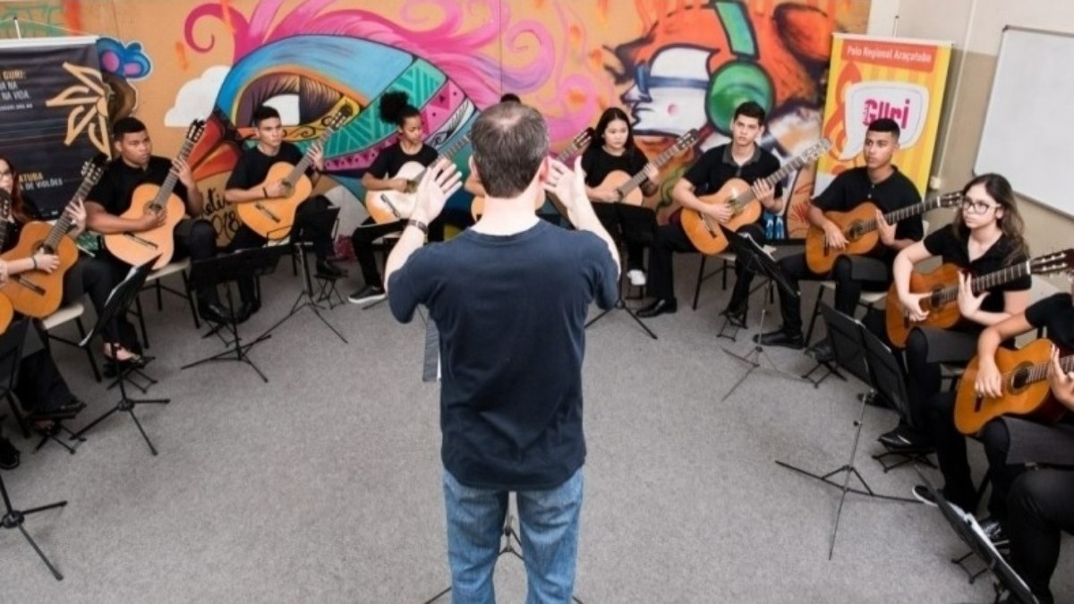 Programa disponibiliza aulas gratuitas para crianças, adolescentes e adultos