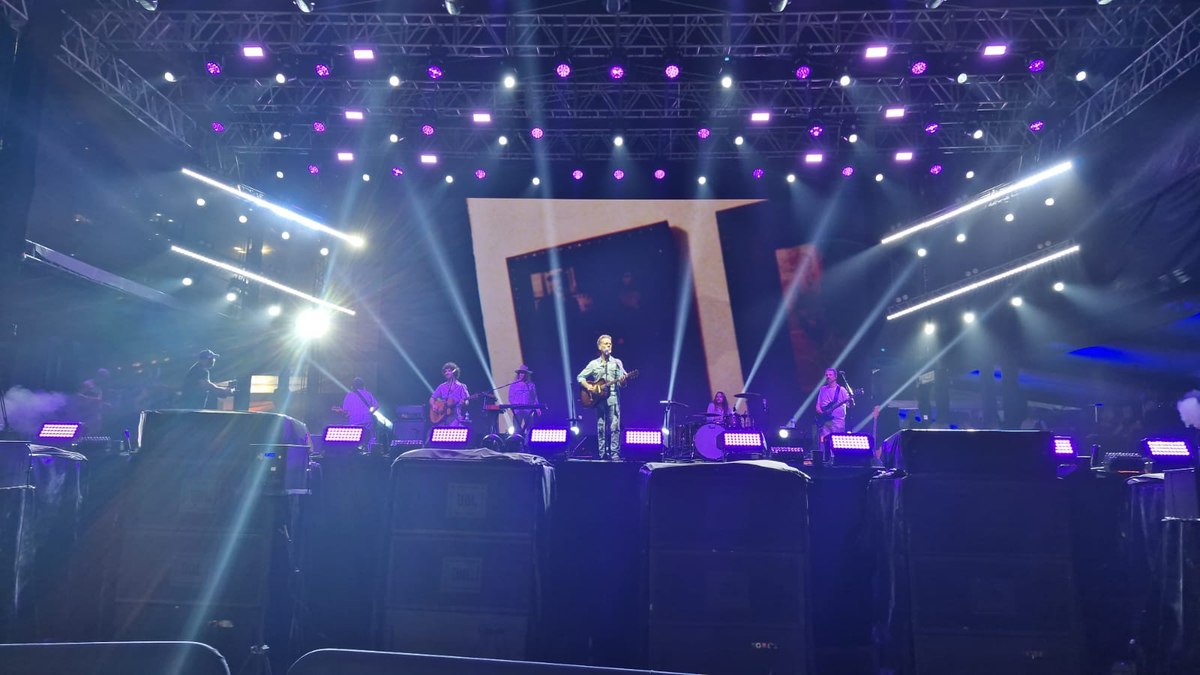 Nando Reis subiu ao palco e embalou o público com sucessos que atravessam gerações