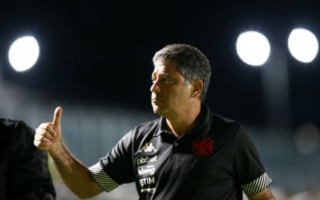 Emílio Faro exalta elenco do Vasco após vitória: 'Equipe de homens, comprometida com o acesso'