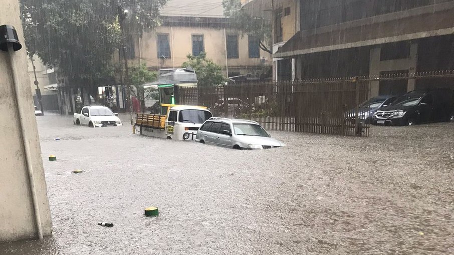 Chuva forte atinge o Rio e cidade entra em estágio de atenção