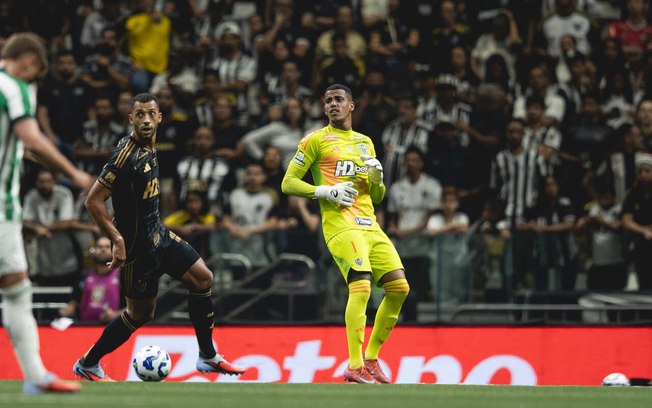 Goleiro sofreu trauma no pé esquerdo e será ausência neste sábado (28)