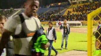 Goleiro da seleção xinga jornalistas após vexame do time: "Filhos da p..."