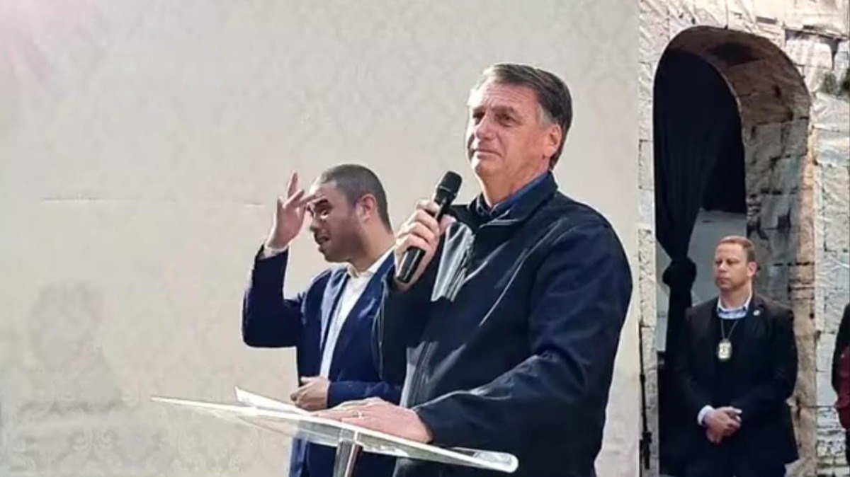 Jair Bolsonaro faz discurso transfóbico em igreja evangélica no Maranhão