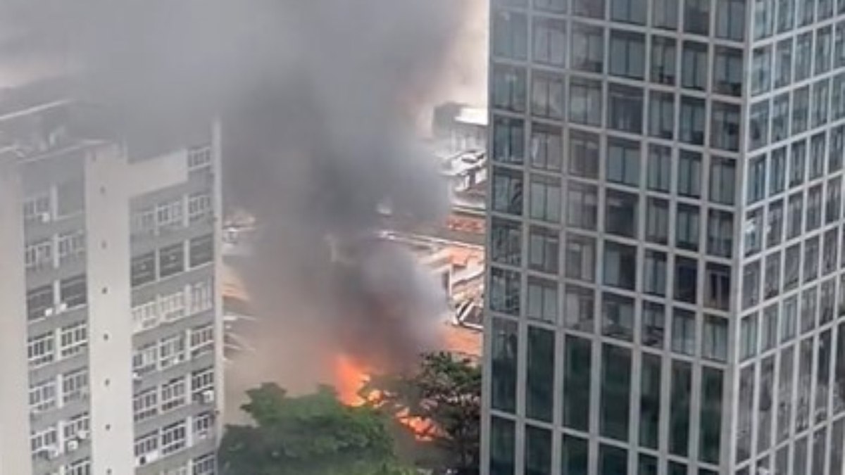 Loja pega fogo no centro do Rio de Janeiro