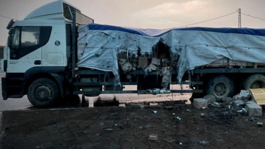 Um caminhão que transportava alimentos, parte de um comboio de ajuda da UNRWA que foi atingido por fogo israelense a caminho do norte de Gaza em 5 de fevereiro