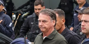 Bolsonaro se irrita com falas de filho e manda recado dos EUA