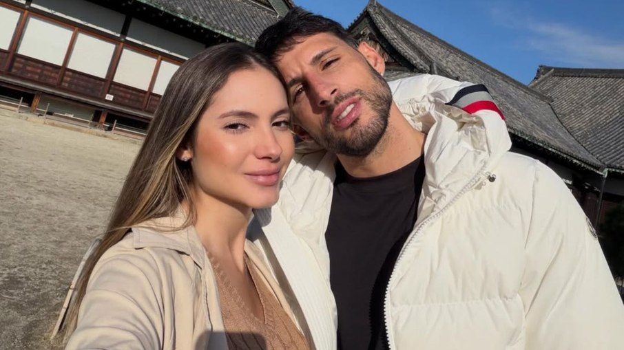 Calleri e Valentina Ramírez no Japão durante as férias do atacante