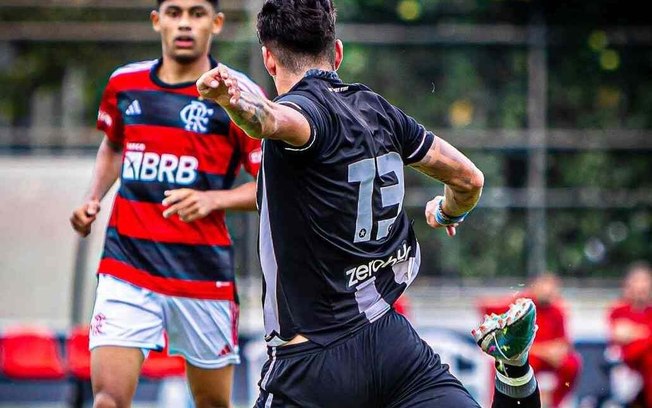 Diego Abreu tenta o chute com a camisa 13 às costas Diego Abreu tenta o chute com a camisa 13 às costas