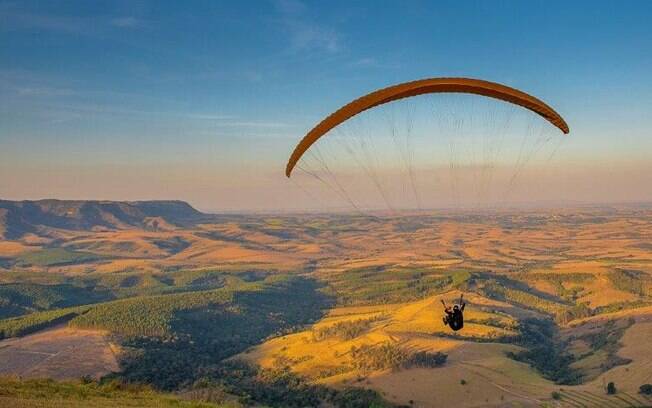 Voo de parapente ou de asa-delta atrai turistas de regiões próximas, como São Paulo, Sorocaba e Campinas, e custa R$ 300