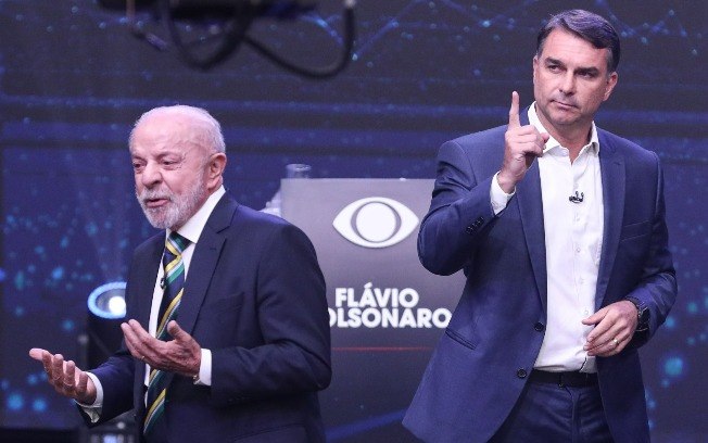 Candidato a Presidência da República, Flávio Bolsonaro (PL) e o Presidente e candidato a reeleição, Luiz Inácio Lula da Silva (PT) durante debate presidencial promovido pela TV Bandeirantes, na sede da emissora, região sul de São Paulo, neste domingo (18)