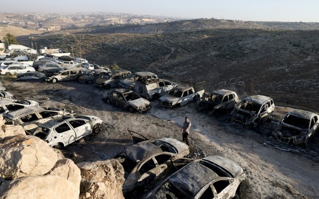 Veículos carbonizados em Burqah, na Cisjordânia ocupada, em 7 de junho de 2024
