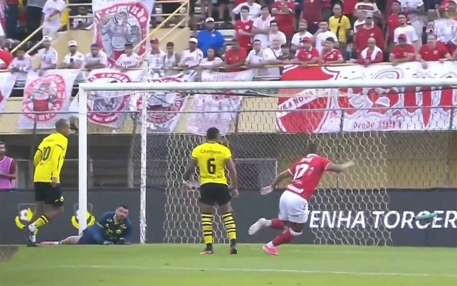 Jogadores festejam gol em vitória do São Bernardo Jogadores festejam gol em vitória do São Bernardo