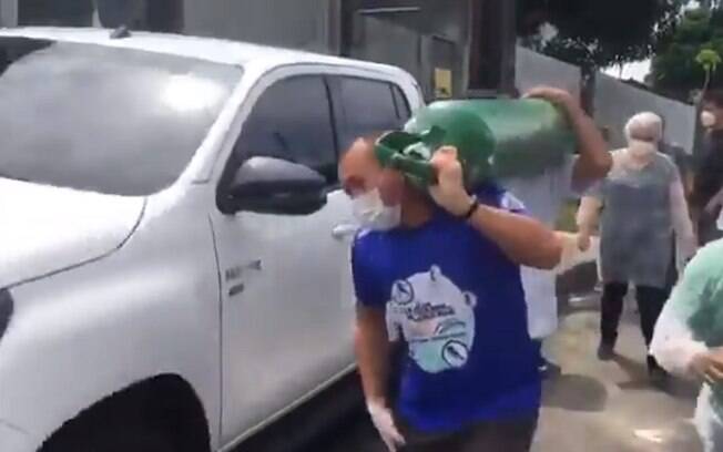 Os próprios moradores de Manaus começaram a fazer o transporte de cilindros de oxigênio em seus carros