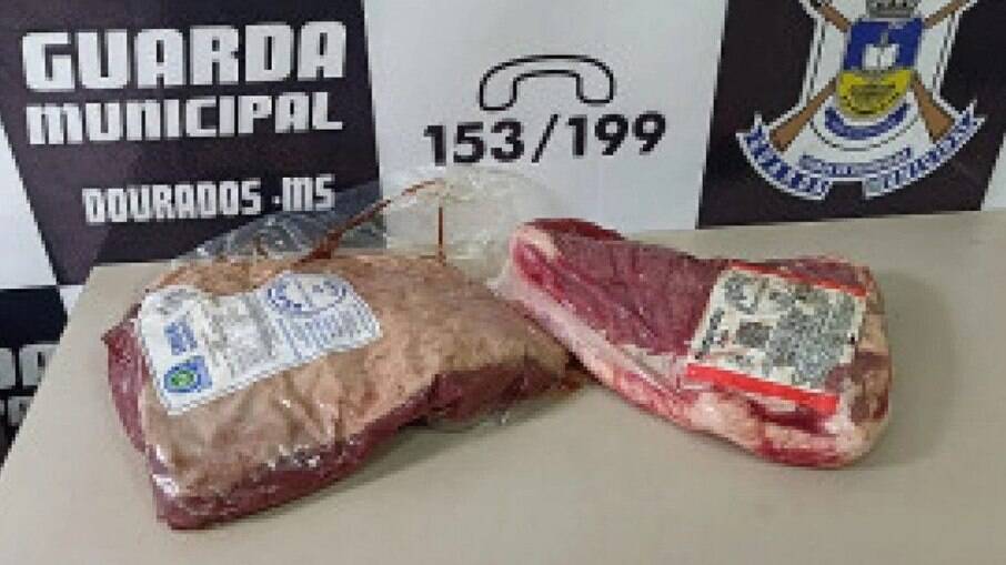 Peças de carne que estavam com o suspeito foram recuperadas pela Guarda Municipal