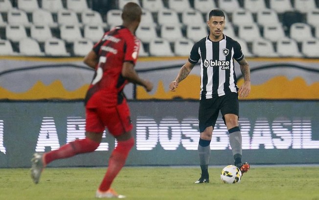 Sampaio comemora atuação em vitória do Botafogo: 'Jogo de muita garra'