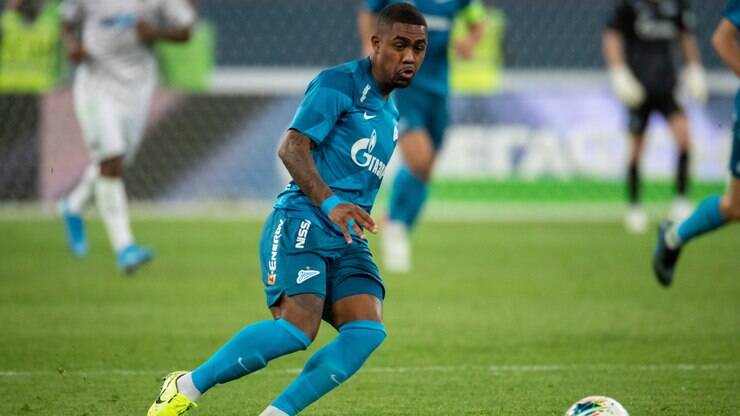 Douglas Santos levanta taça e comemora feito do Zenit como maior campeão da  Rússia