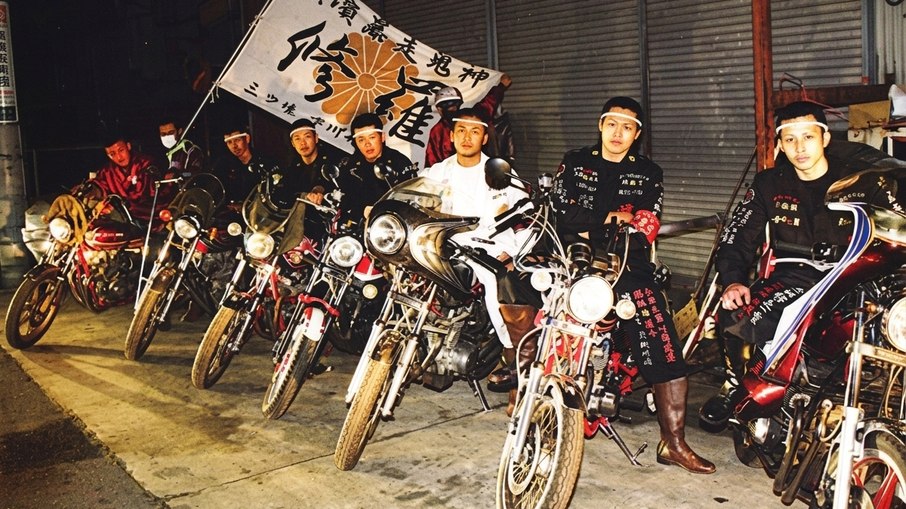 Esta foto retrata membros da gangue Bosozoku 