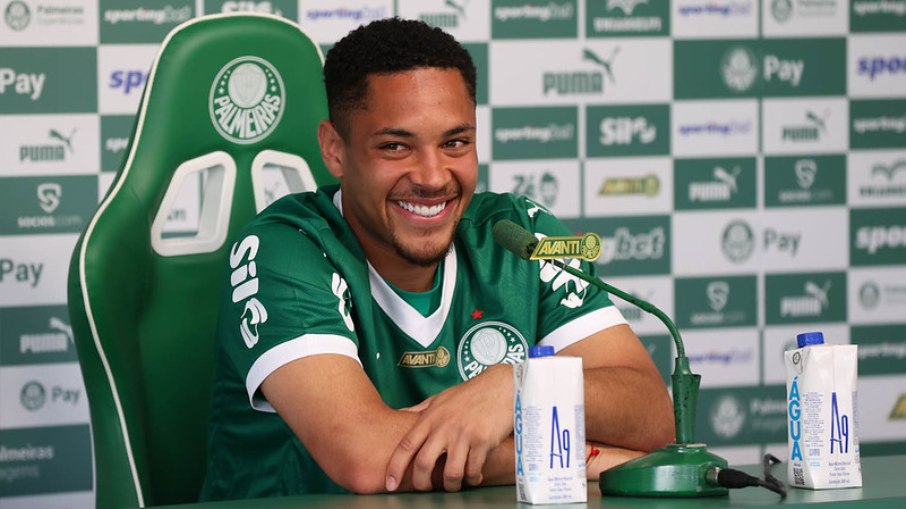 Vitor Roque é apresentado pelo Palmeiras Vitor Roque é apresentado pelo Palmeiras