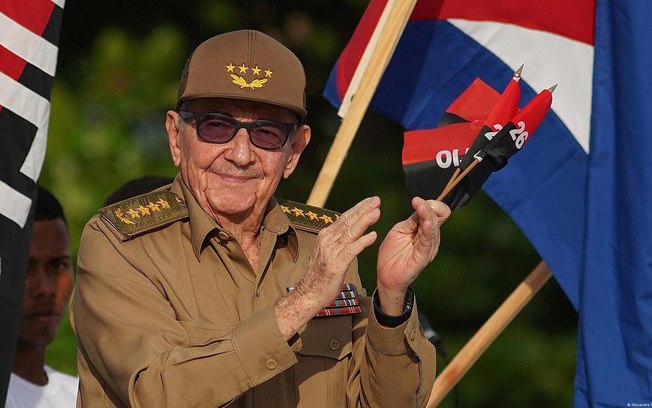 Raúl Castro, irmão de Fidel Castro, assumiu a Presidência de Cuba em 2006 e manteria influência política até hoje Raúl Castro, irmão de Fidel Castro, assumiu a Presidência de Cuba em 2006 e manteria influência política até hoje