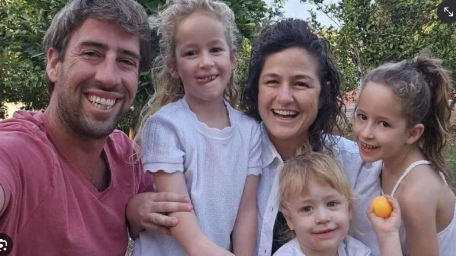 A família Siman Tov: os cinco foram mortos pelo Hamas no dia 7.10 A família Siman Tov: os cinco foram mortos pelo Hamas no dia 7.10