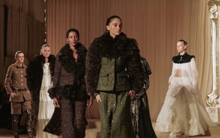Chanel apresenta última coleção antes da entrada de Matthieu Blazy
