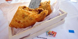 Mulher envenena pastéis e mata 40 membros de uma gangue