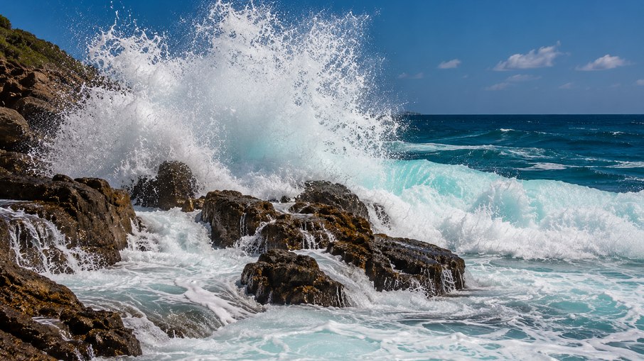 Ondas do mar se chocam com rochas Ondas do mar se chocam com rochas
