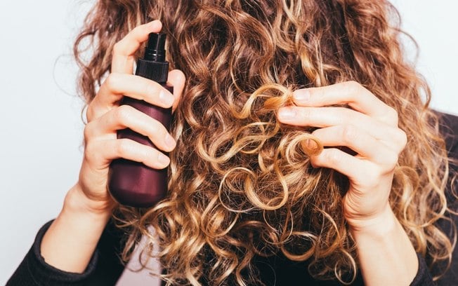 Hidratação do cabelo com azeite de oliva: descubra o segredo de beleza das cacheadas
