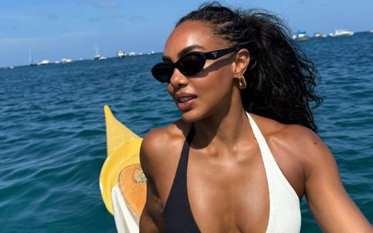 Dandara Mariana exibe corpo escultural em clique no mar