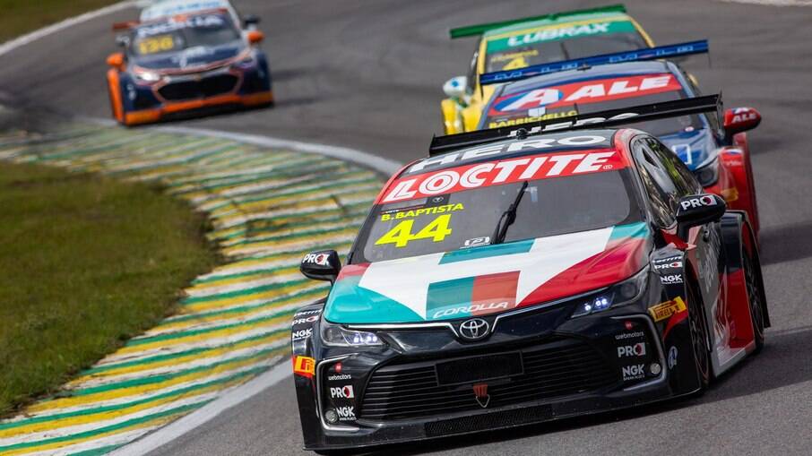 Toyota Corolla de Stock Car do piloto Bruno Baptista, novo colunista de iG Carros, na pista em Interlagos