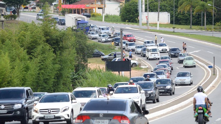 Sem congestionamento, Mogi-Bertioga tem fluxo intenso no feriado