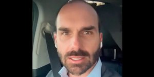 Louco x político de M: Eduardo e governador do MT discutem online