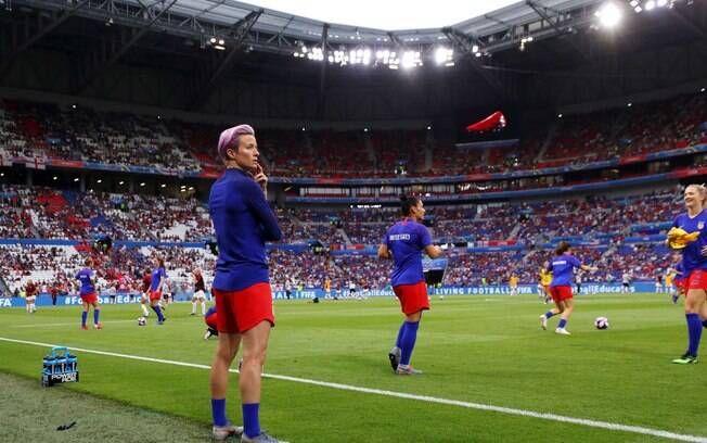 Megan Rapinoe não se aqueceu com a equipe, ficando na beira do gramado