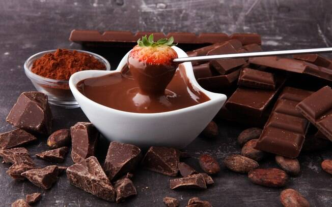 Invista em morangos e mais frutas para acompanhar o fondue de chocolate, um dos pratos típicos de inverno