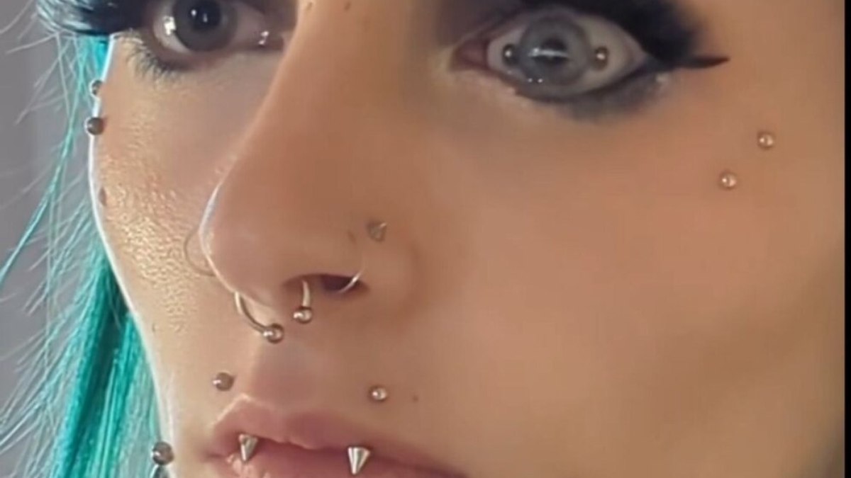 Mulher choca web ao mostrar piercing no olho